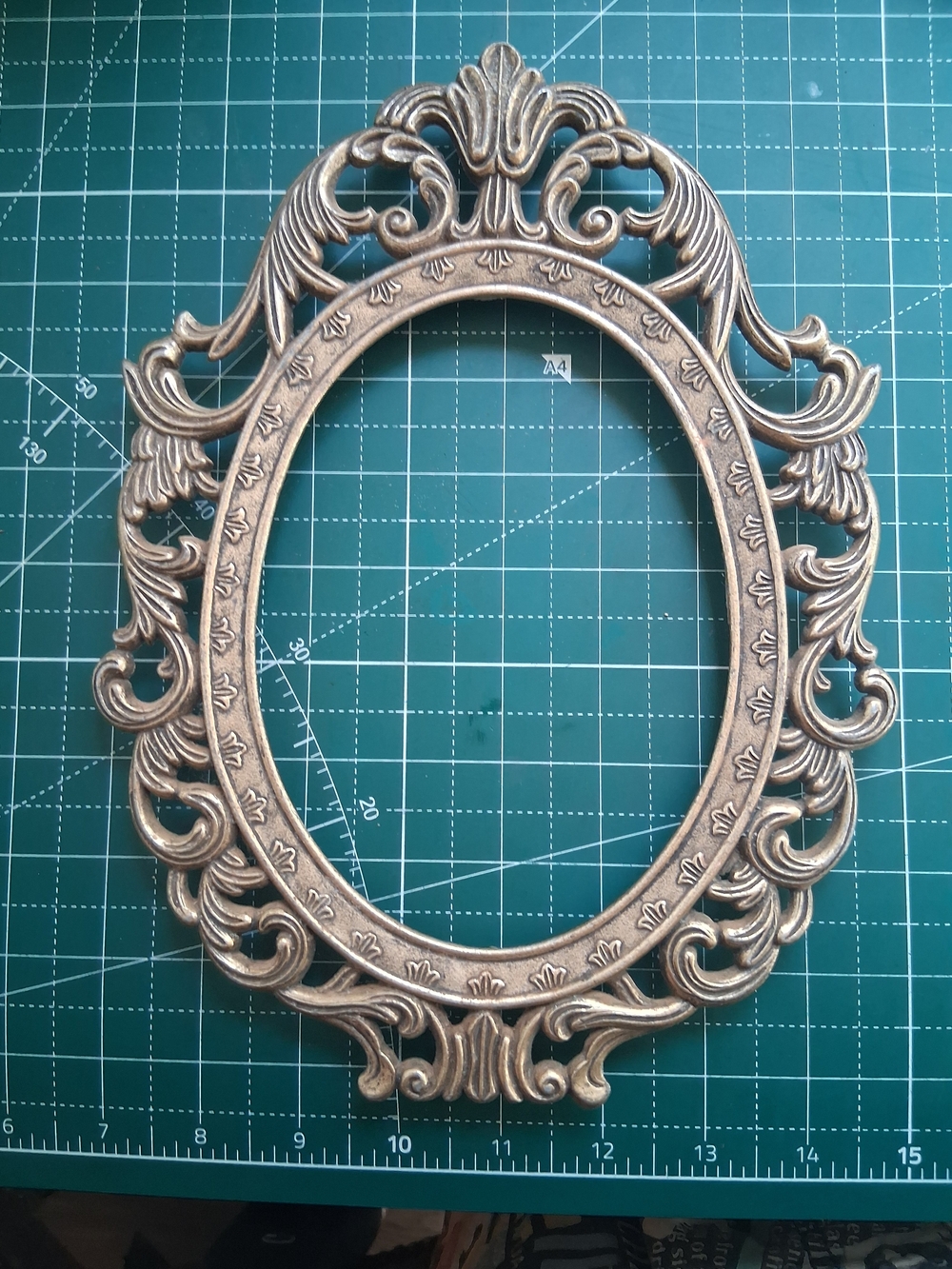 Victorian Style Gold Metal Tone Oval Wall Photo Frame/ Floral/7.5 X 10.5